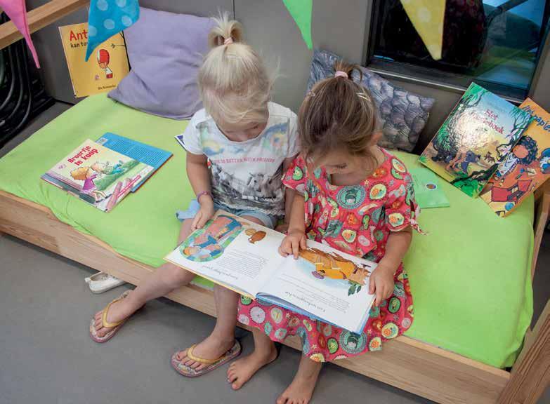 Twee meisjes lezen een boek in de comfortabele leeshoek van De Vlindertuin in Voorthuizen. Twee meisjes lezen een boek in de comfortabele leeshoek van De Vlindertuin in Voorthuizen.