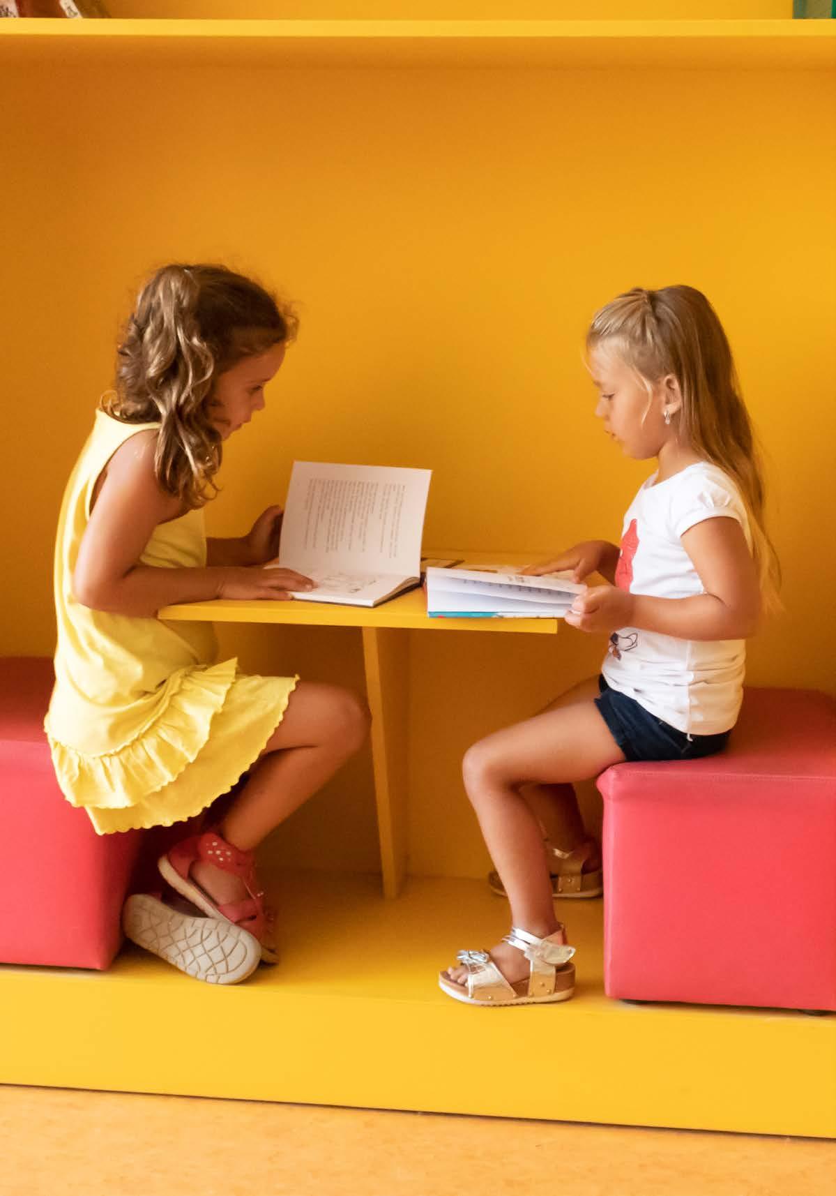 Twee meisjes lezen samen boeken in Openbare basischool De Zeevonk in Zandvoort. Twee meisjes lezen samen boeken in Openbare basischool De Zeevonk in Zandvoort.