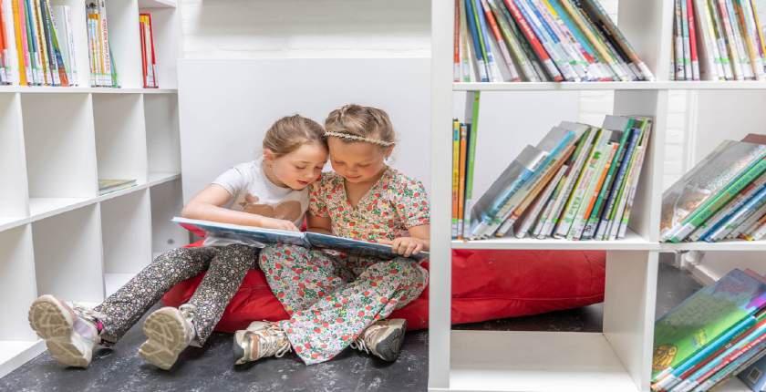 Twee meisjes lezen samen een boek in de leeshoek van Basissch De Borckeshof in Breedenbroek. Twee meisjes lezen samen een boek in de leeshoek van Basissch De Borckeshof in Breedenbroek.