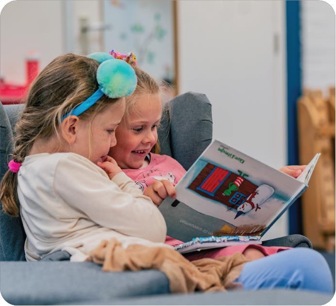 Twee meisjes lezen samen een boek op Openbare Basisschool Liereland in Alkmaar. Twee meisjes lezen samen een boek op Openbare Basisschool Liereland in Alkmaar.