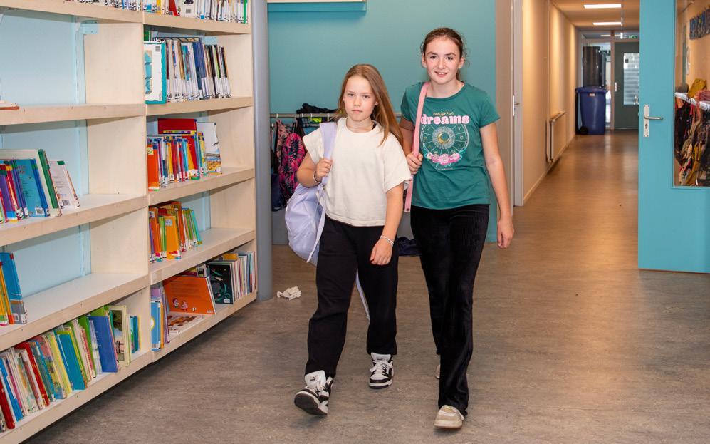 Twee meisjes lopen door de gang van De Wereldwijzer in Alphen aan den Rijn. Twee meisjes lopen door de gang van De Wereldwijzer in Alphen aan den Rijn.