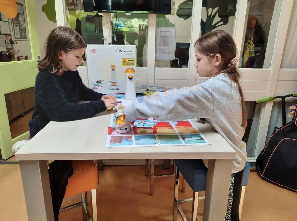 Twee meisjes spelen met educatief speelgoed in de klas van Roomskatholieke Basisschool Maria Bernadette in Leidschendam. Twee meisjes spelen met educatief speelgoed in de klas van Roomskatholieke Basisschool Maria Bernadette in Leidschendam.