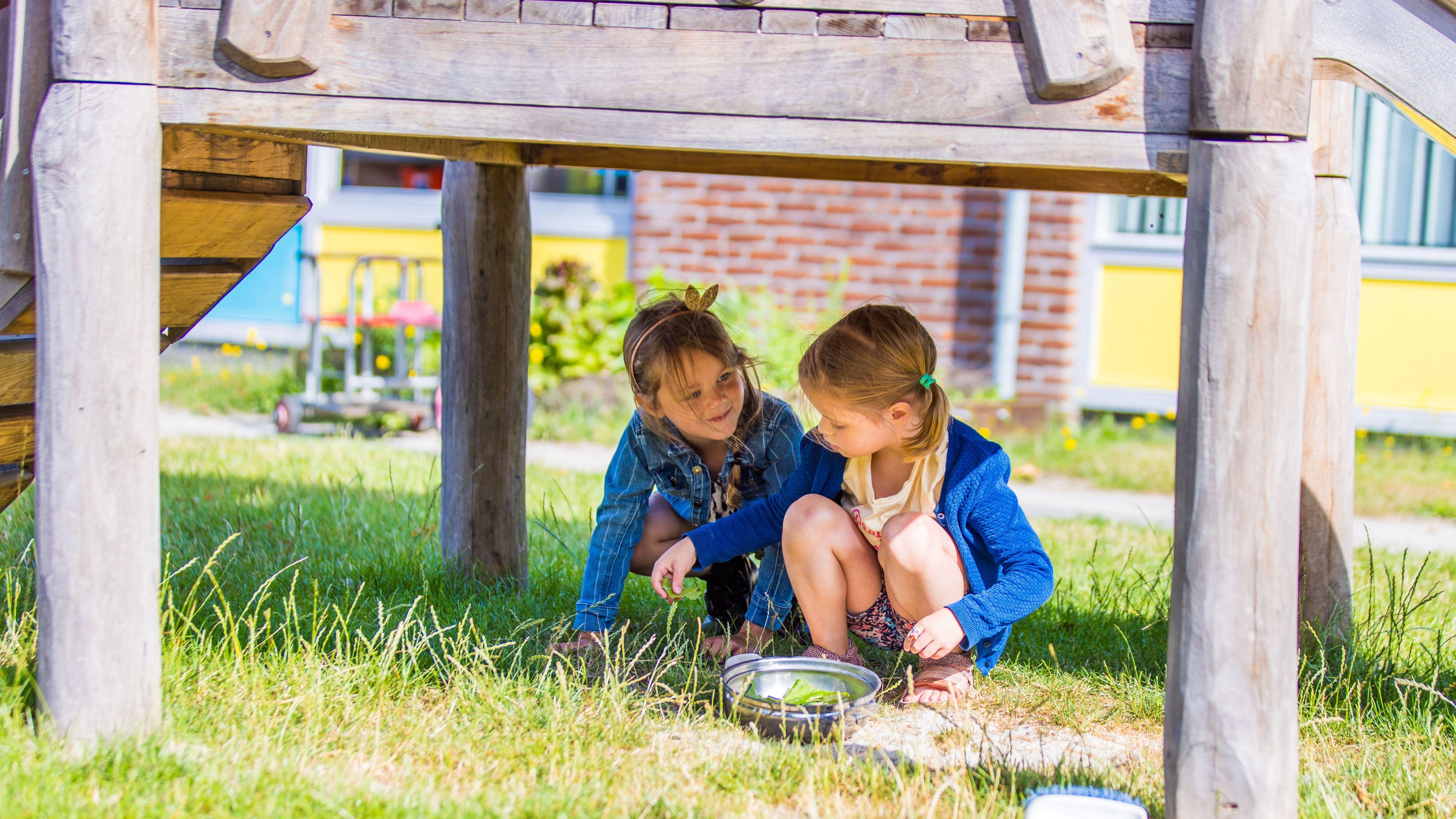 Twee meisjes spelen onder een klimtoestel op het schoolplein van CBS de Regenboog in Tolbert. Twee meisjes spelen onder een klimtoestel op het schoolplein van CBS de Regenboog in Tolbert.