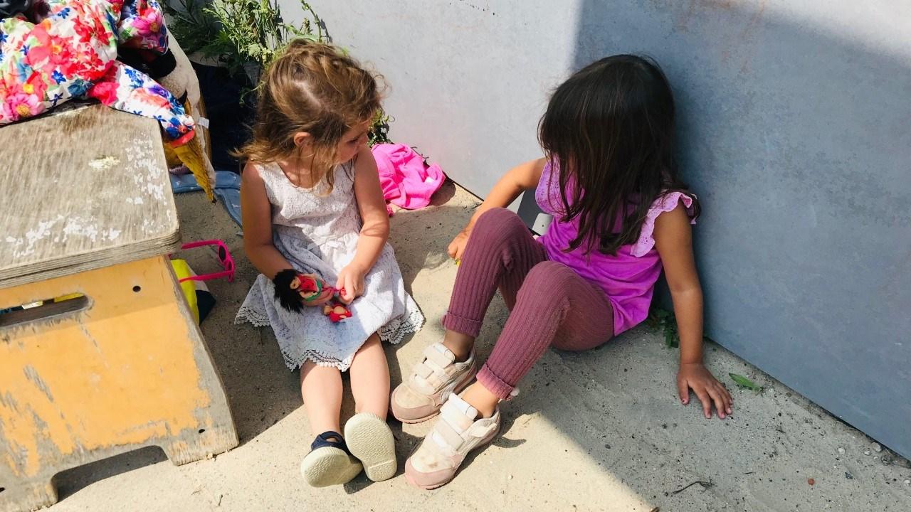 Twee meisjes spelen samen op het schoolplein van De Zuiderzee in Amsterdam. Twee meisjes spelen samen op het schoolplein van De Zuiderzee in Amsterdam.