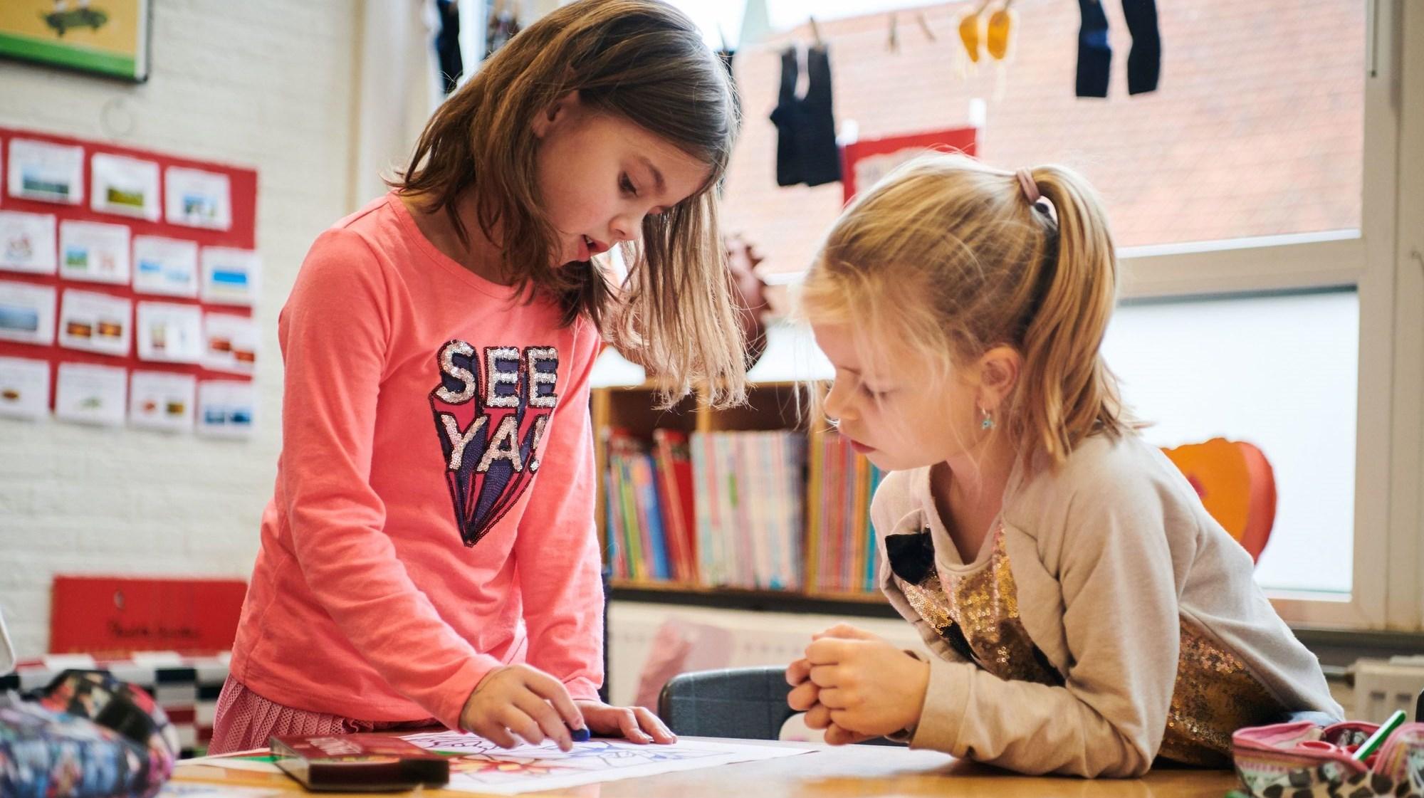 Twee meisjes werken samen aan een creatieve opdracht in de klas van SWS De Adeborg in Aduard. Twee meisjes werken samen aan een creatieve opdracht in de klas van SWS De Adeborg in Aduard.