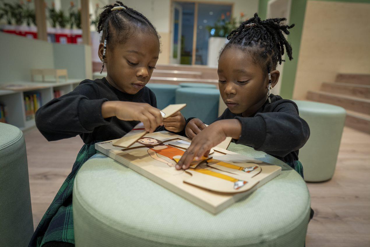 Twee meisjes zijn bezig met een educatief spel in de Albert Schweitzer school in Rotterdam. Twee meisjes zijn bezig met een educatief spel in de Albert Schweitzer school in Rotterdam.