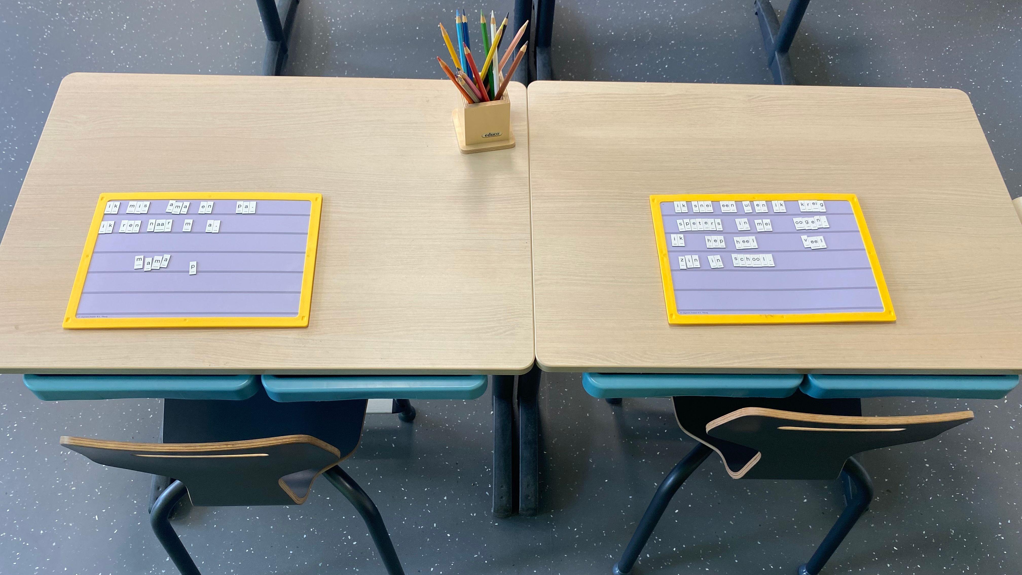 Twee schoolborden met letters liggen op de tafels van de Protestants Christelijke Basisschool De Rank in Toldijk. Twee schoolborden met letters liggen op de tafels van de Protestants Christelijke Basisschool De Rank in Toldijk.