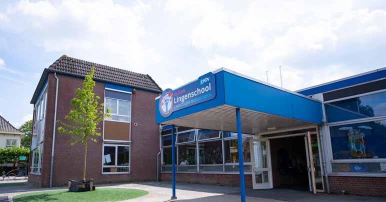 Van Lingenschool in Zetten met een duidelijk zicht op de toegang en het schoolplein. Van Lingenschool in Zetten met een duidelijk zicht op de toegang en het schoolplein.