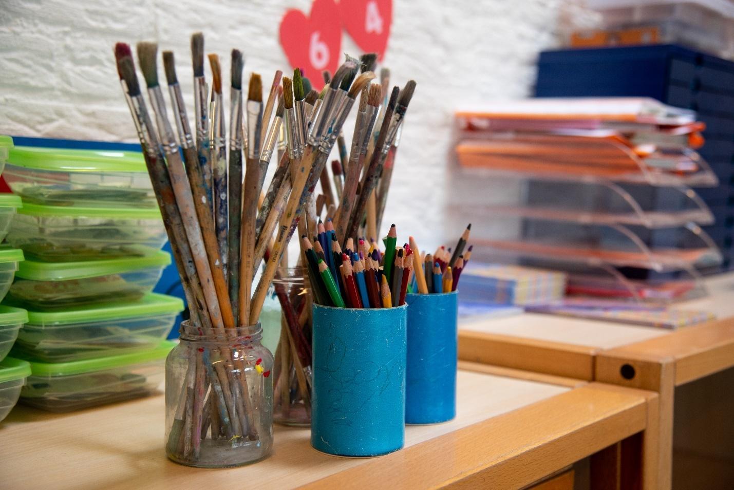 Verschillende schilder- en kleurpotloden staan klaar voor gebruik in de klas van Basisschool Wisperweide in Weesp. Verschillende schilder- en kleurpotloden staan klaar voor gebruik in de klas van Basisschool Wisperweide in Weesp.