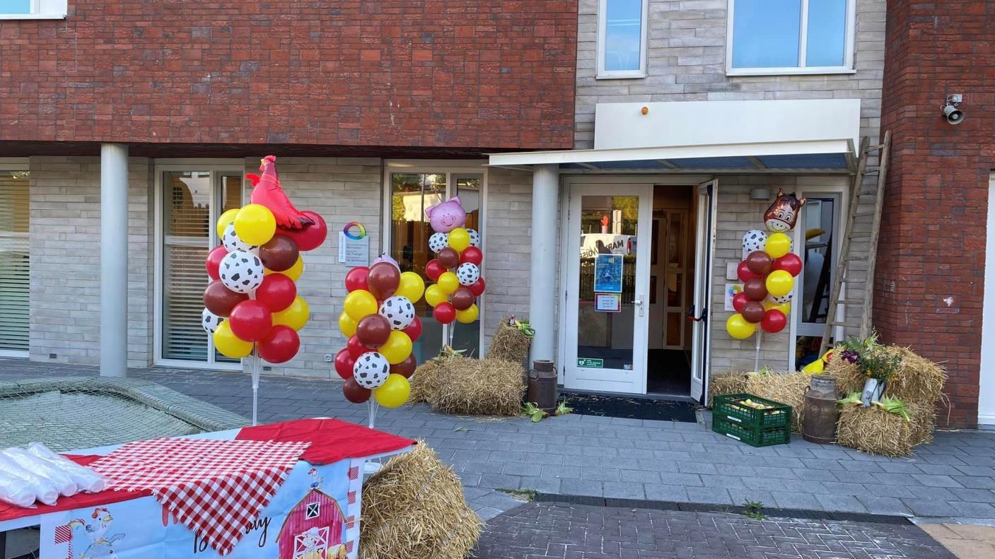 Versieringen bij de ingang van Basisschool De Triangel in Gulpen voor een feestelijke gelegenheid.
