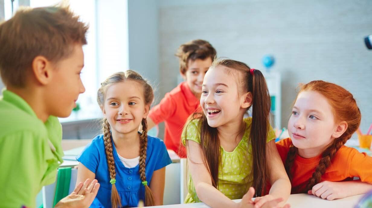 Vier blije kinderen in de klas van de Prins Willem Alexanderschool in 's-Gravenzande. Vier blije kinderen in de klas van de Prins Willem Alexanderschool in 's-Gravenzande.