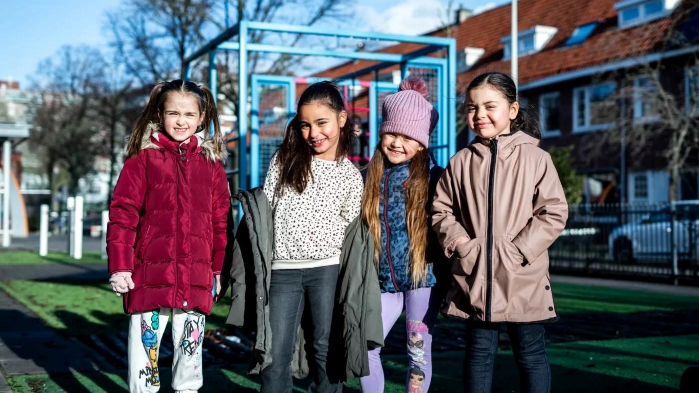 Vier blije kinderen op het schoolplein van de dr. Willem Dreesschool in Den Haag. Vier blije kinderen op het schoolplein van de dr. Willem Dreesschool in Den Haag.