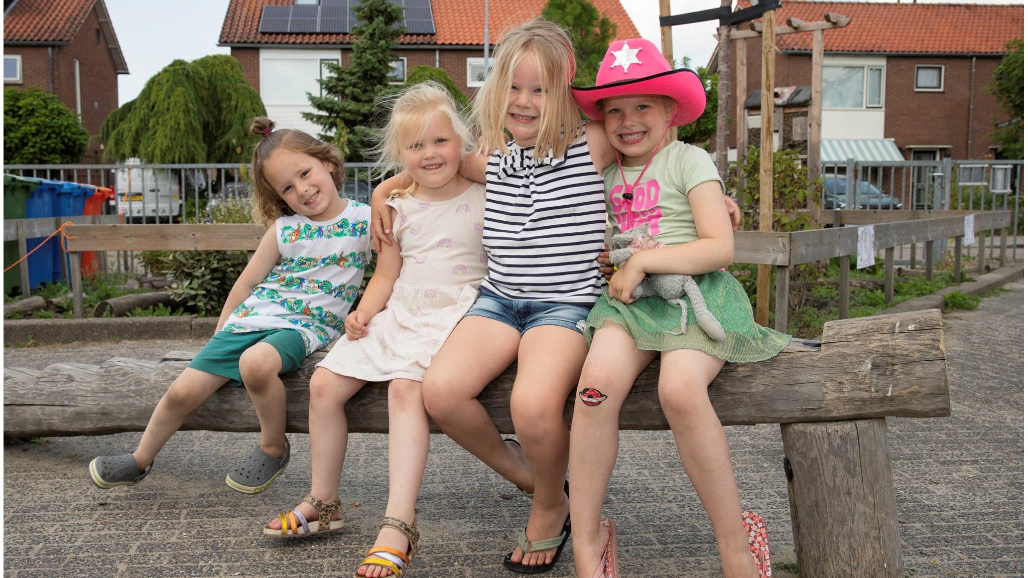 Vier blije kinderen spelen op de bank op het schoolplein van De Antoniusschool in Nieuw-Vennep. Vier blije kinderen spelen op de bank op het schoolplein van De Antoniusschool in Nieuw-Vennep.