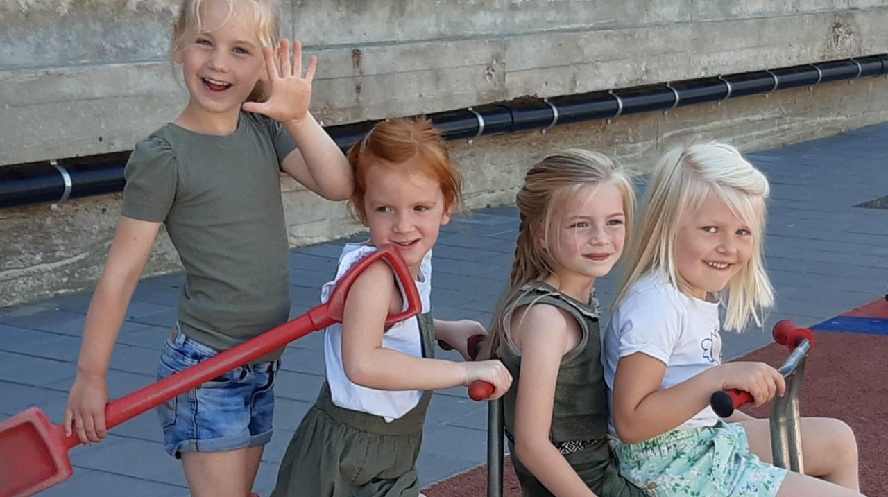 Vier blije kinderen spelen samen op het schoolplein van CNS-Basisschool De Ontdekking in Ede. Vier blije kinderen spelen samen op het schoolplein van CNS-Basisschool De Ontdekking in Ede.