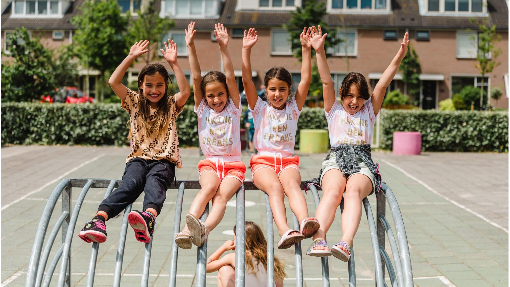 Vier blije meisjes spelen op het schoolplein van WereldWijs in Noordwijk (Zuid-Holland). Vier blije meisjes spelen op het schoolplein van WereldWijs in Noordwijk (Zuid-Holland).