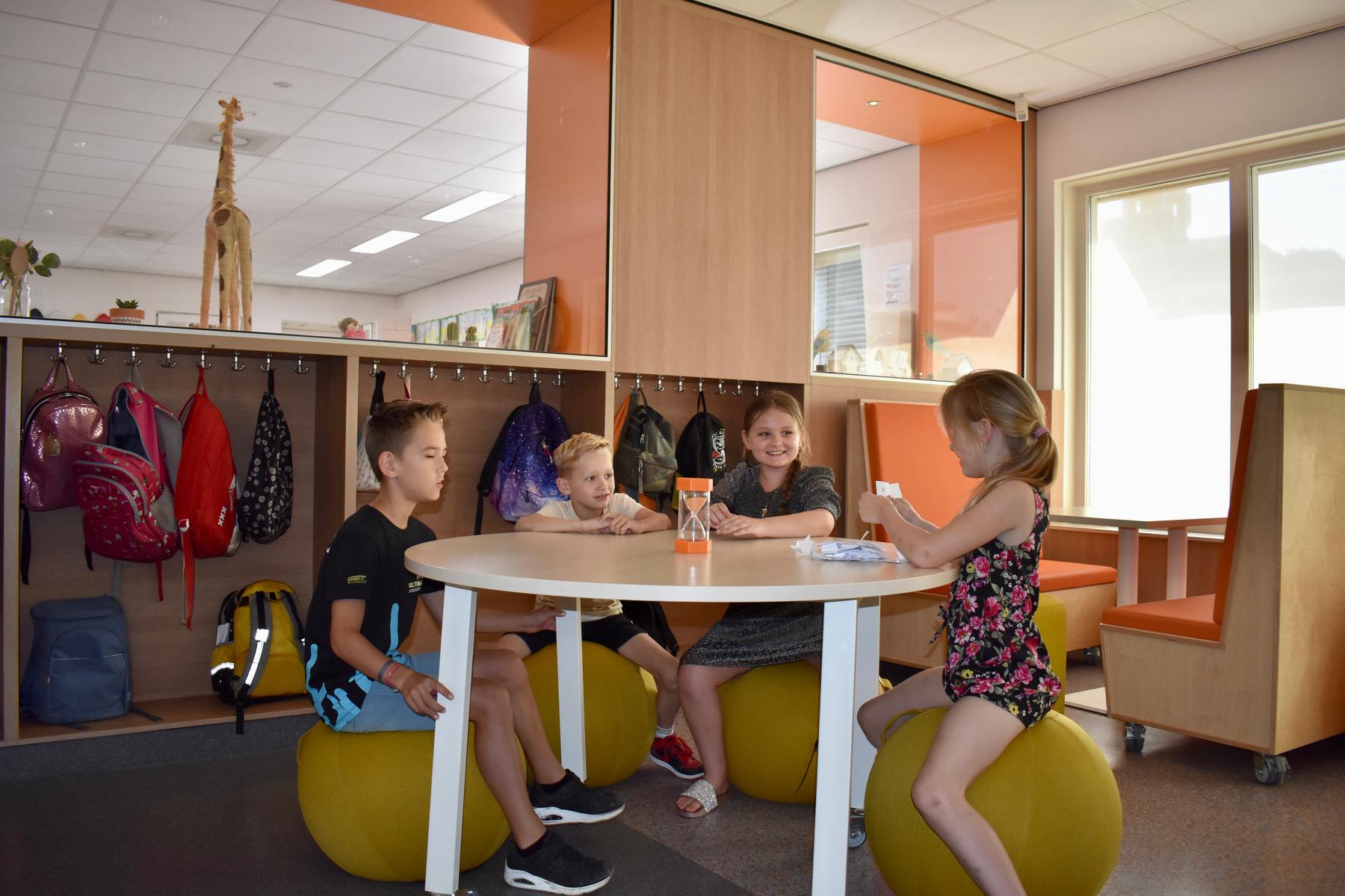 Vier kinderen zitten samen aan een tafel in IKC Franciscus in Babberich, terwijl ze bezig zijn met een activiteit. Vier kinderen zitten samen aan een tafel in IKC Franciscus in Babberich, terwijl ze bezig zijn met een activiteit.