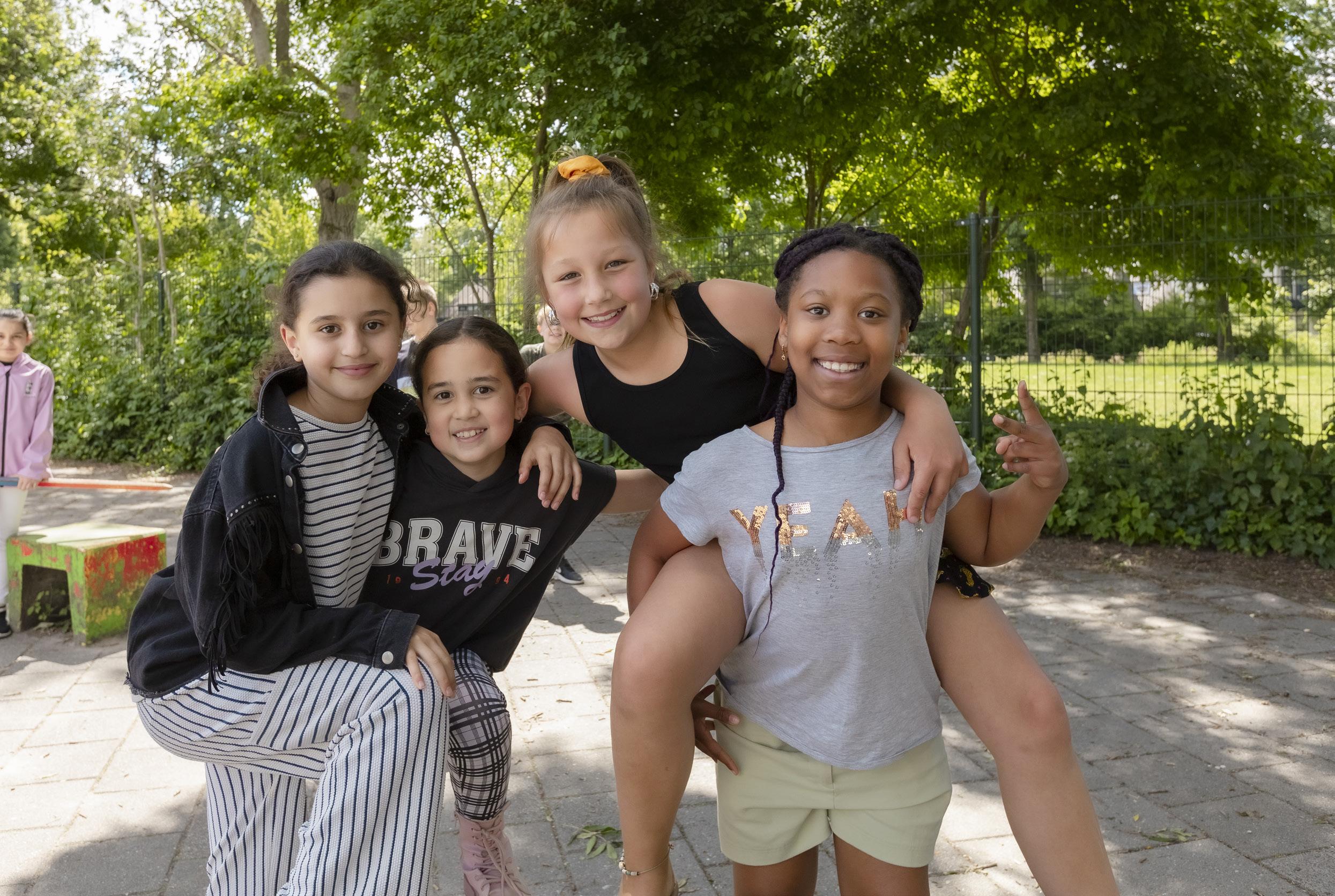 Vier vrolijke leerlingen op het schoolplein van Beatrixschool, locatie Zuilenstein in Nieuwegein. Vier vrolijke leerlingen op het schoolplein van Beatrixschool, locatie Zuilenstein in Nieuwegein.