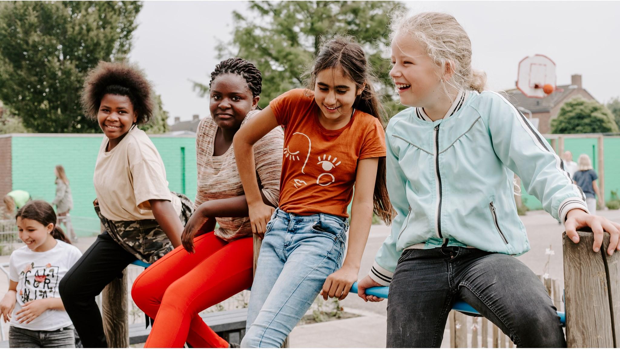 Vijf blije kinderen op het schoolplein van de Prinses Marijkeschool in Axel. Vijf blije kinderen op het schoolplein van de Prinses Marijkeschool in Axel.