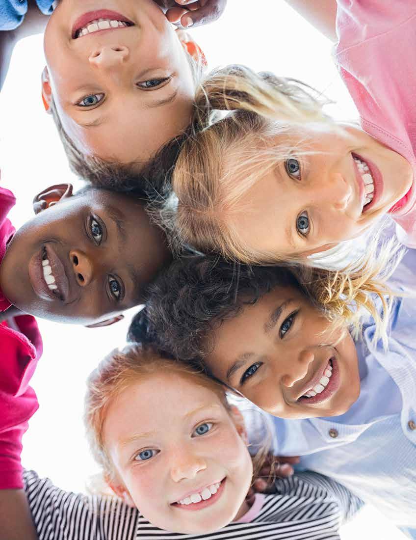 Vijf blije kinderen op het schoolplein van Openbare Basisschool De Dukdalf in Dronten. Vijf blije kinderen op het schoolplein van Openbare Basisschool De Dukdalf in Dronten.