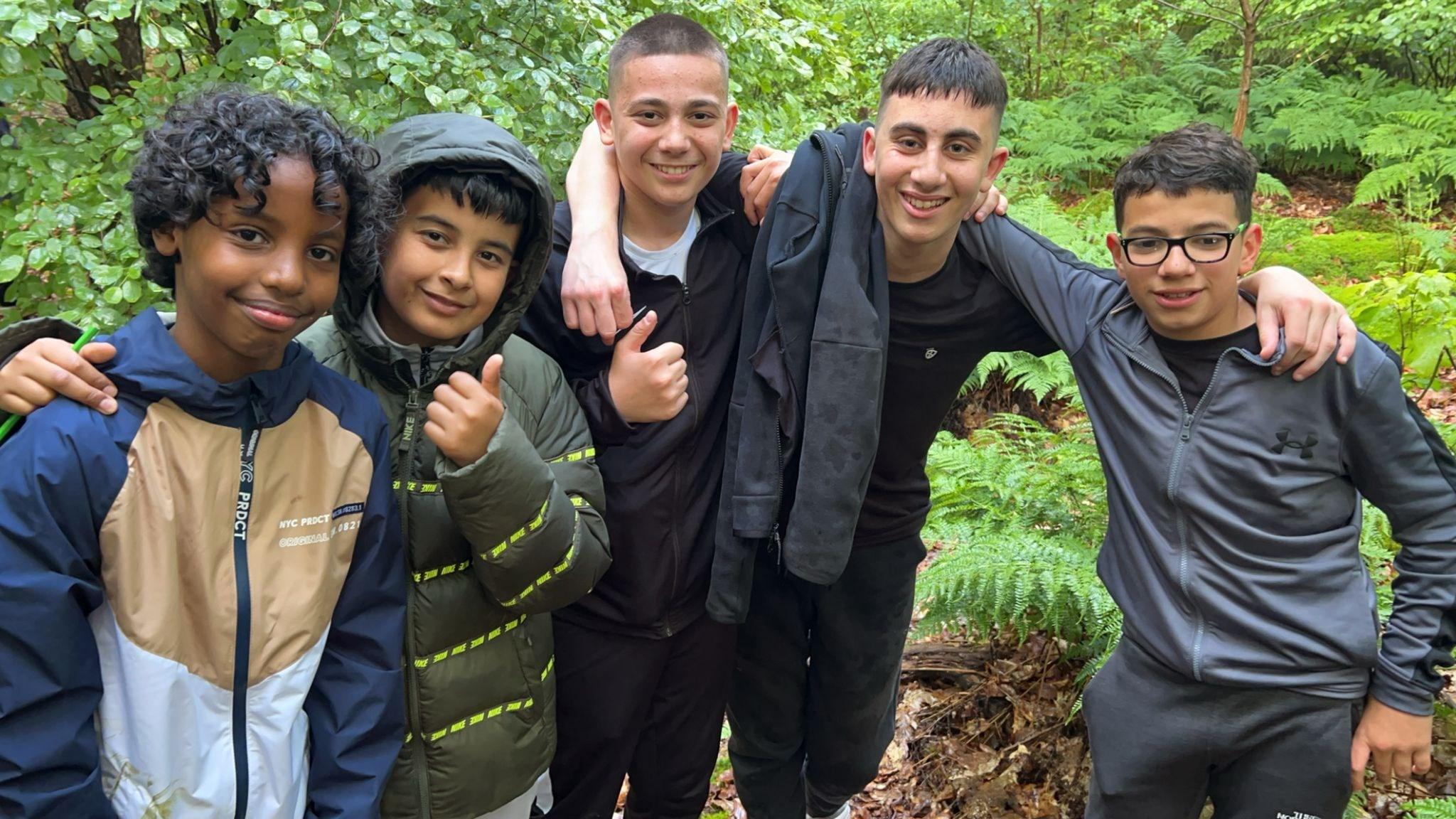 Vijf leerlingen van Al Ummah in Enschede poseren samen in de natuur.