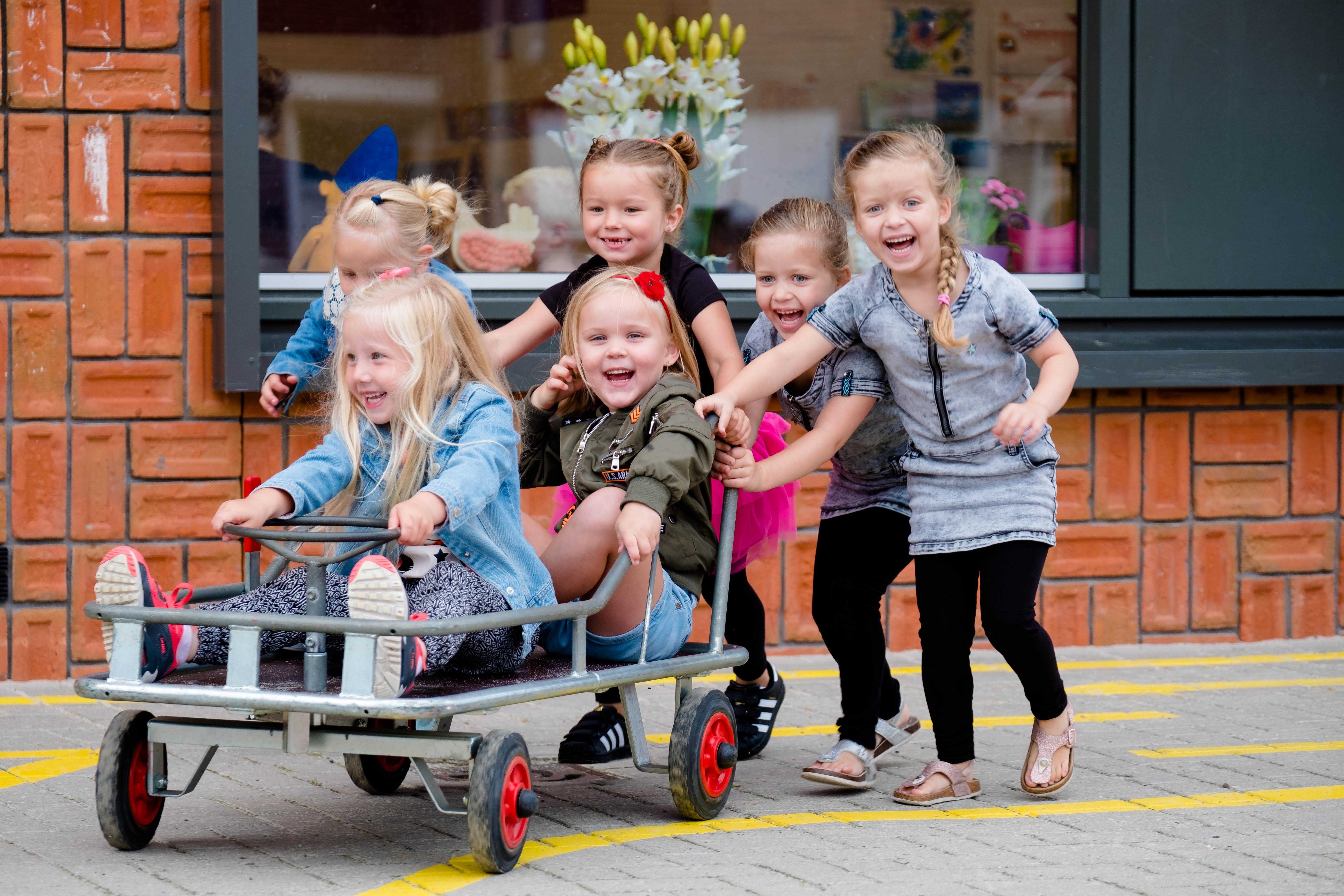 Vijf meisjes spelen samen op het schoolplein van De Kubus in Enschede. Vijf meisjes spelen samen op het schoolplein van De Kubus in Enschede.