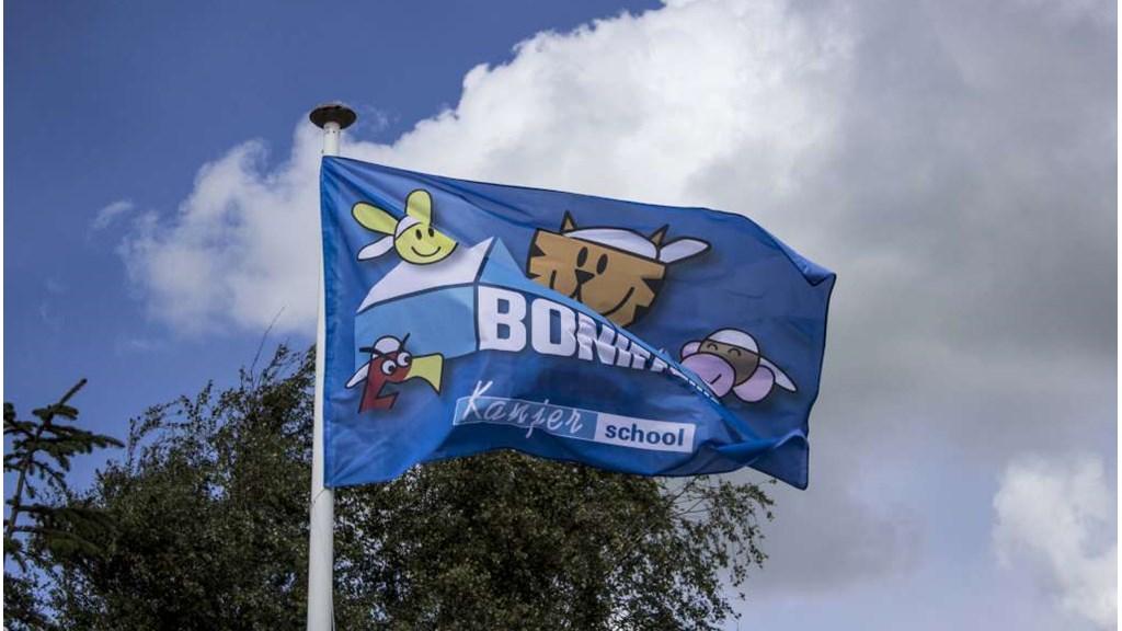 Vlag van Basisschool Bonifatius in Spanbroek met vrolijke mascottes. Vlag van Basisschool Bonifatius in Spanbroek met vrolijke mascottes.