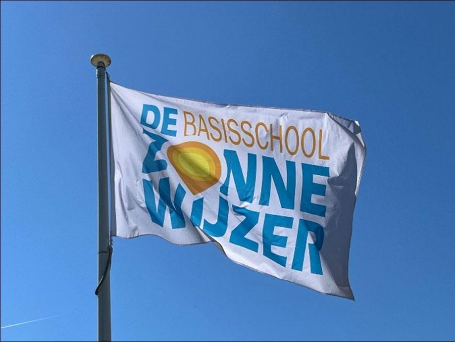 Vlag van Basisschool De Zonnewijzer in Westerbeek tegen een heldere blauwe lucht. Vlag van Basisschool De Zonnewijzer in Westerbeek tegen een heldere blauwe lucht.