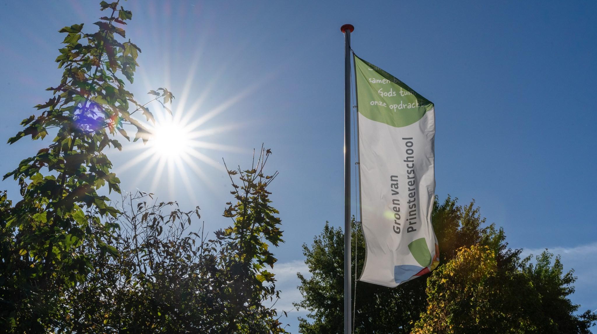 Vlag van Basisschool Groen van Prinsterer in Kampen, tegen een zonnige lucht. Vlag van Basisschool Groen van Prinsterer in Kampen, tegen een zonnige lucht.