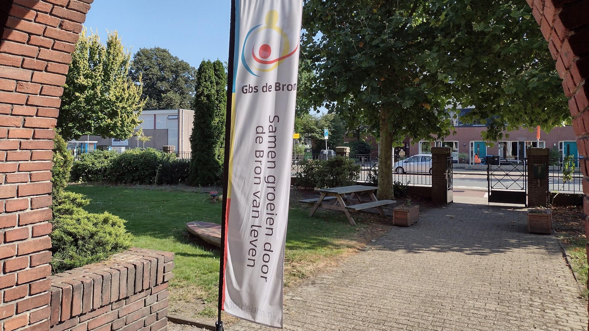 Vlag van Christelijke basisschool de Bron in Enschede, met de tekst "Samen groeien door de Bron van leven". Vlag van Christelijke basisschool de Bron in Enschede, met de tekst "Samen groeien door de Bron van leven".