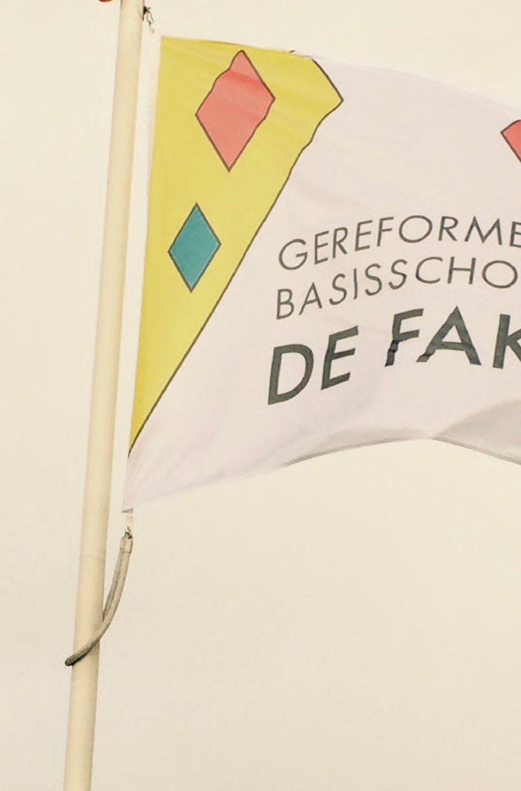 Vlag van Gereformeerde Basisschool De Fakkel in Almelo. Vlag van Gereformeerde Basisschool De Fakkel in Almelo.