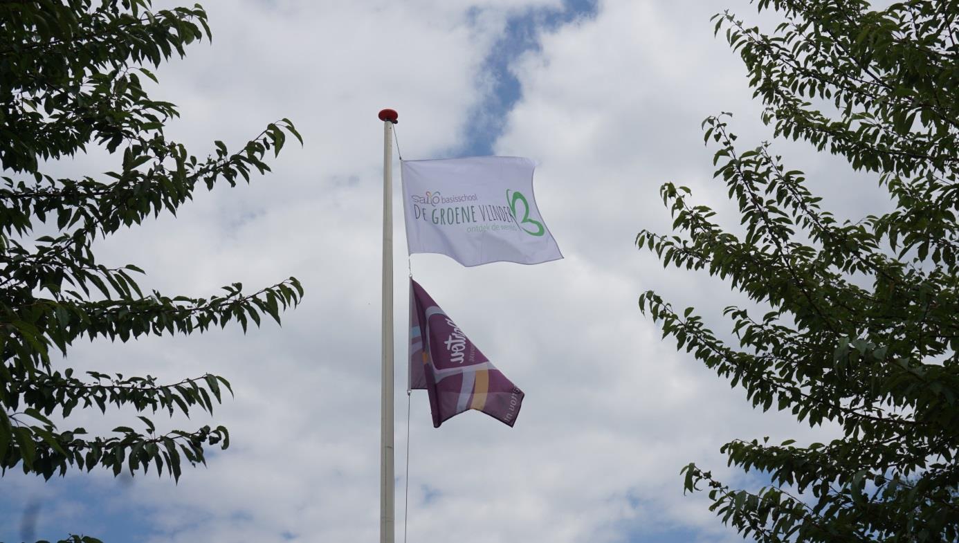 Vlaggen wapperen boven de Meander vrijeschool voor basisonderwijs in Nijmegen. Vlaggen wapperen boven de Meander vrijeschool voor basisonderwijs in Nijmegen.