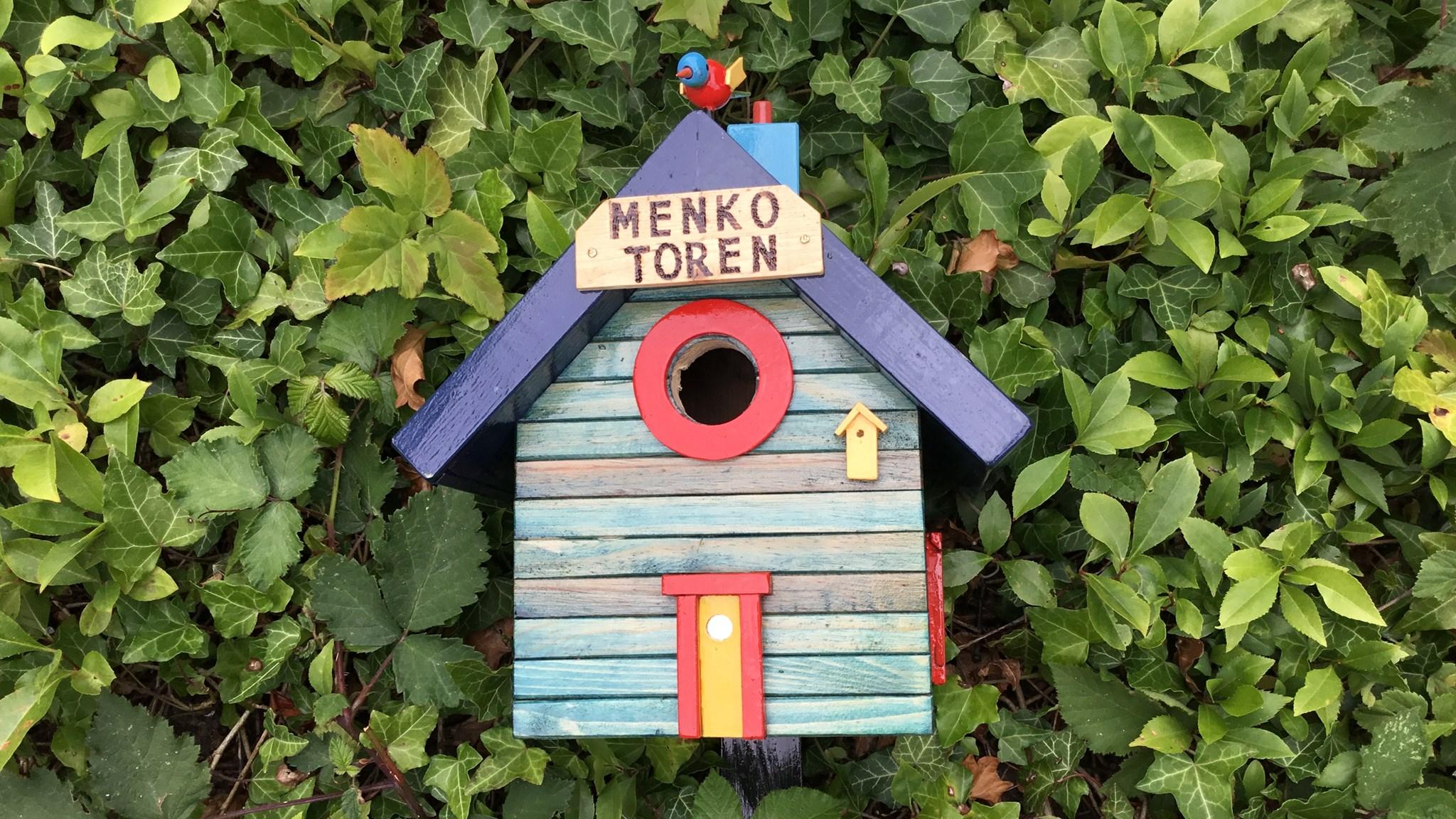 Voedselhuisje voor vogels op het schoolplein van Basisschool Menkotoren in Enschede. Voedselhuisje voor vogels op het schoolplein van Basisschool Menkotoren in Enschede.