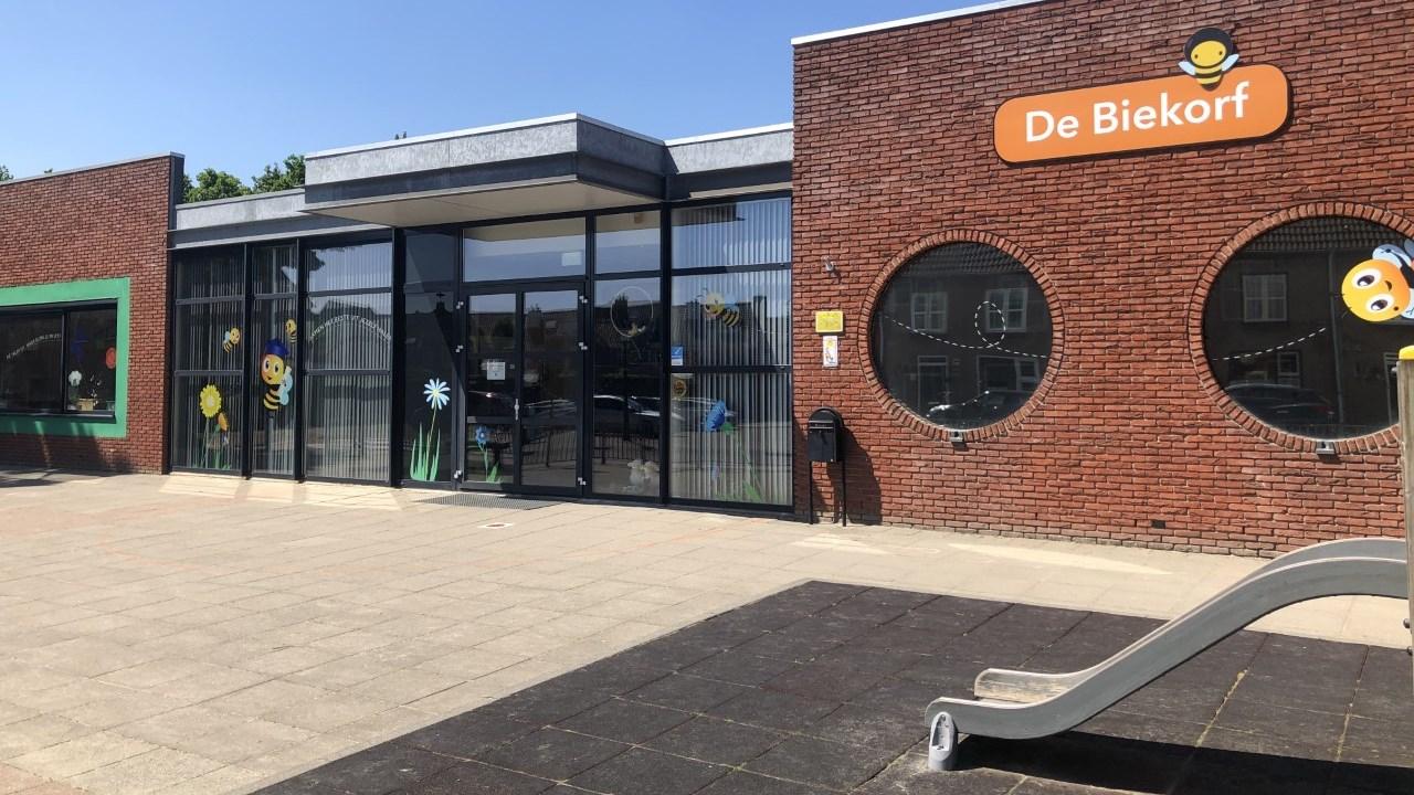 Voorgevel van Basisschool De Biekorf in Geertruidenberg met kleurrijke decoraties en een speeltuin. Voorgevel van Basisschool De Biekorf in Geertruidenberg met kleurrijke decoraties en een speeltuin.