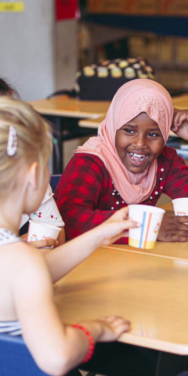 Vrolijke kinderen genieten van een drankje in Openbare Basisschool De Flint in Deventer. Vrolijke kinderen genieten van een drankje in Openbare Basisschool De Flint in Deventer.