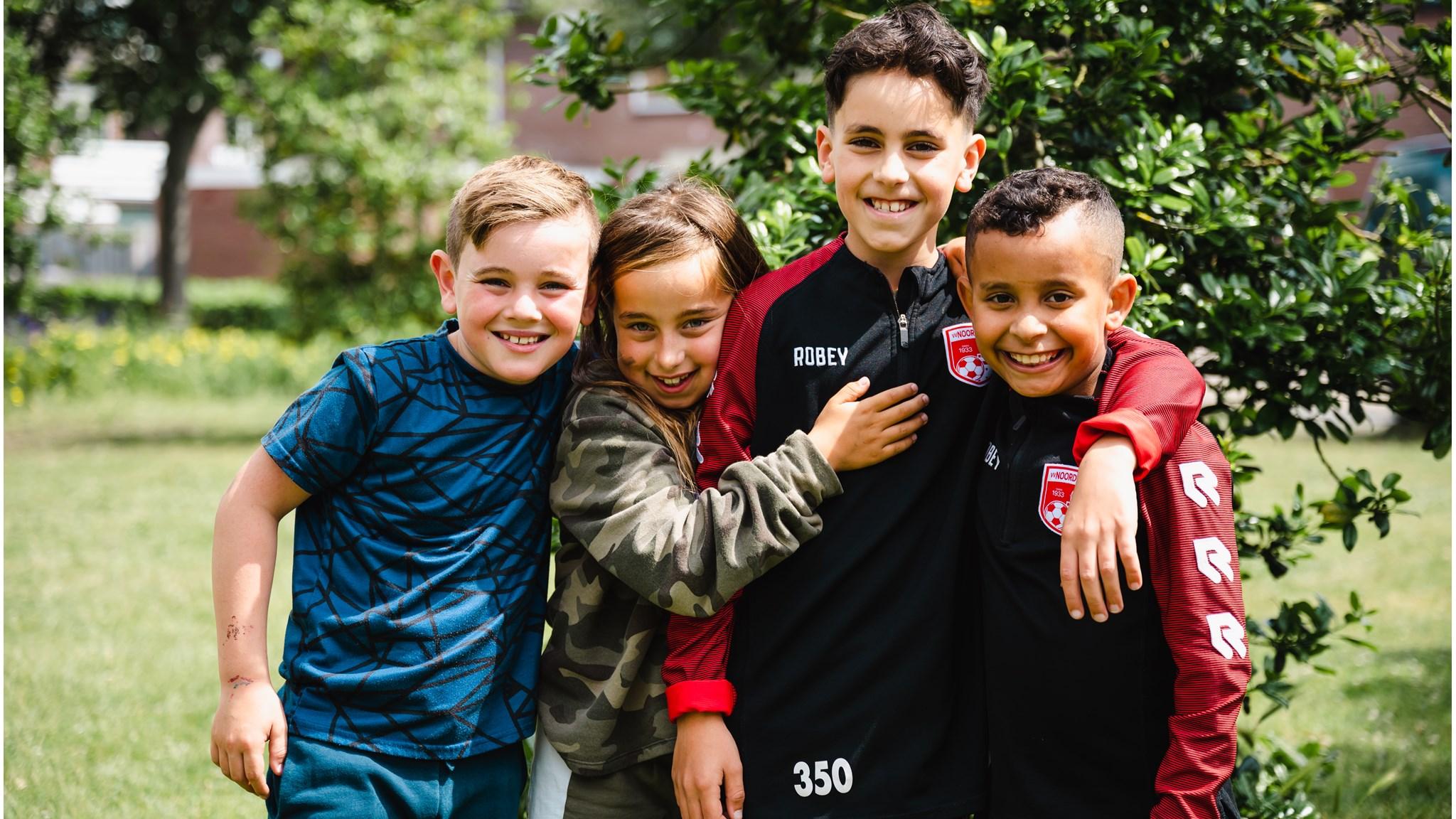 Vrolijke kinderen poseren samen op het schoolplein van WereldWijs in Noordwijk (Zuid-Holland). Vrolijke kinderen poseren samen op het schoolplein van WereldWijs in Noordwijk (Zuid-Holland).