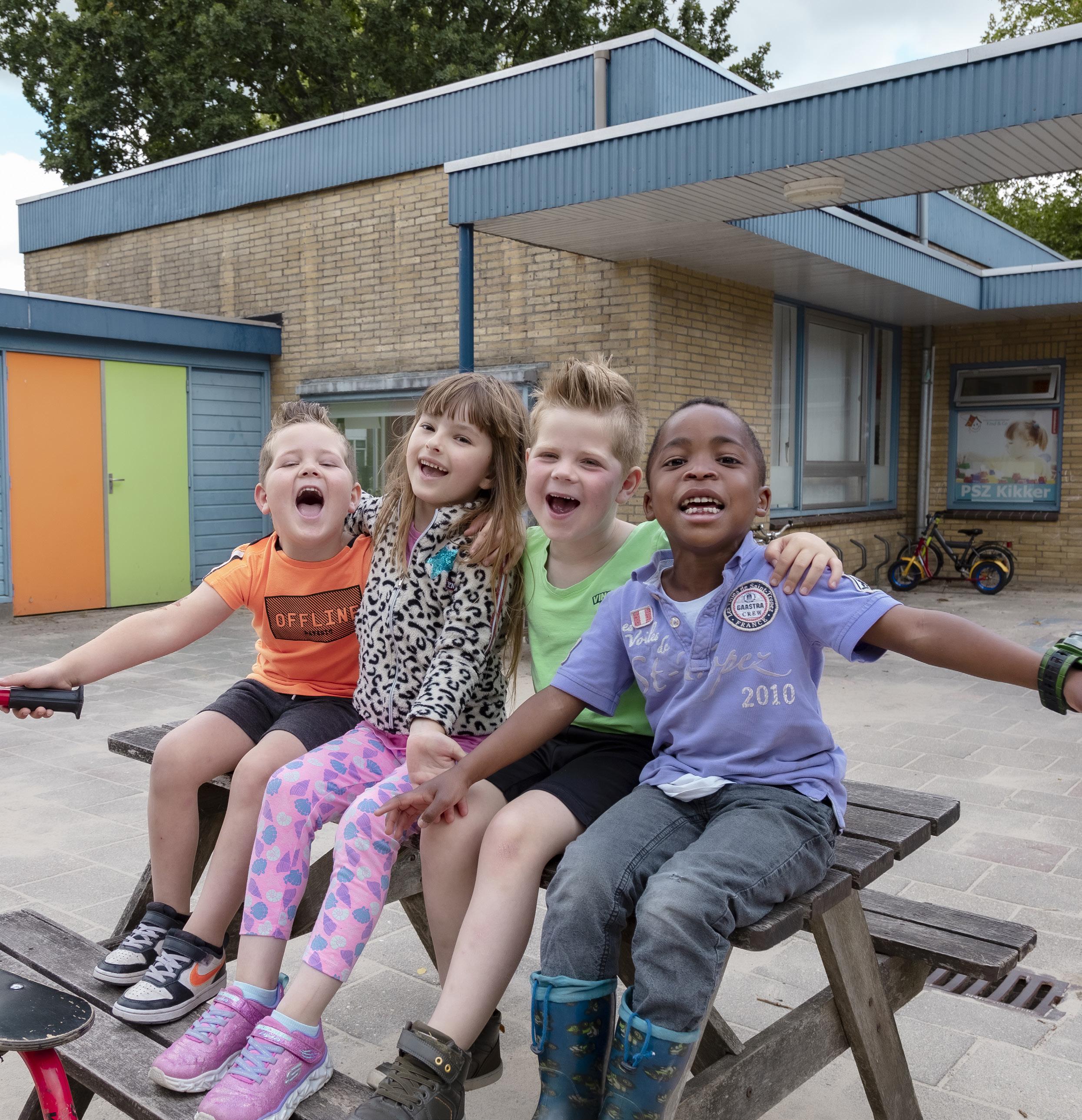 Vrolijke kinderen spelen op het schoolplein van Beatrixschool, locatie Zuilenstein in Nieuwegein. Vrolijke kinderen spelen op het schoolplein van Beatrixschool, locatie Zuilenstein in Nieuwegein.
