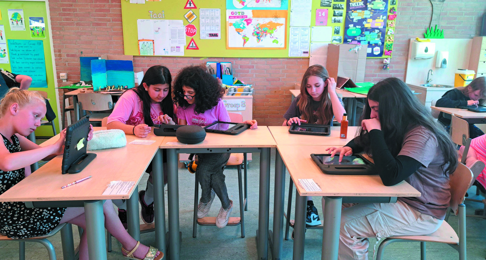 Vrolijke leerlingen op het schoolplein van Christelijke Basisschool De Hoeksteen in Leersum. Vrolijke leerlingen op het schoolplein van Christelijke Basisschool De Hoeksteen in Leersum.