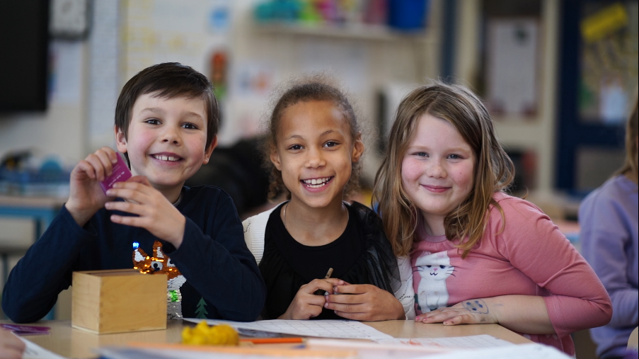 Vrolijke leerlingen van De Duykeldam in Swifterbant tijdens een creatieve activiteit in de klas. Vrolijke leerlingen van De Duykeldam in Swifterbant tijdens een creatieve activiteit in de klas.