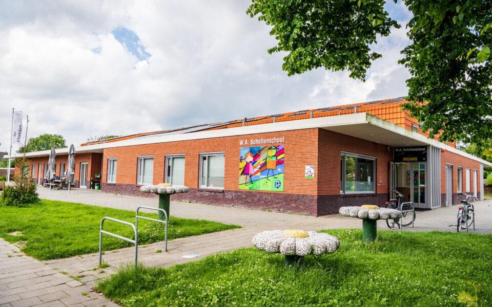 W.A. Scholtenschool in Foxhol, met een kleurrijke mural en een groen schoolplein. W.A. Scholtenschool in Foxhol, met een kleurrijke mural en een groen schoolplein.