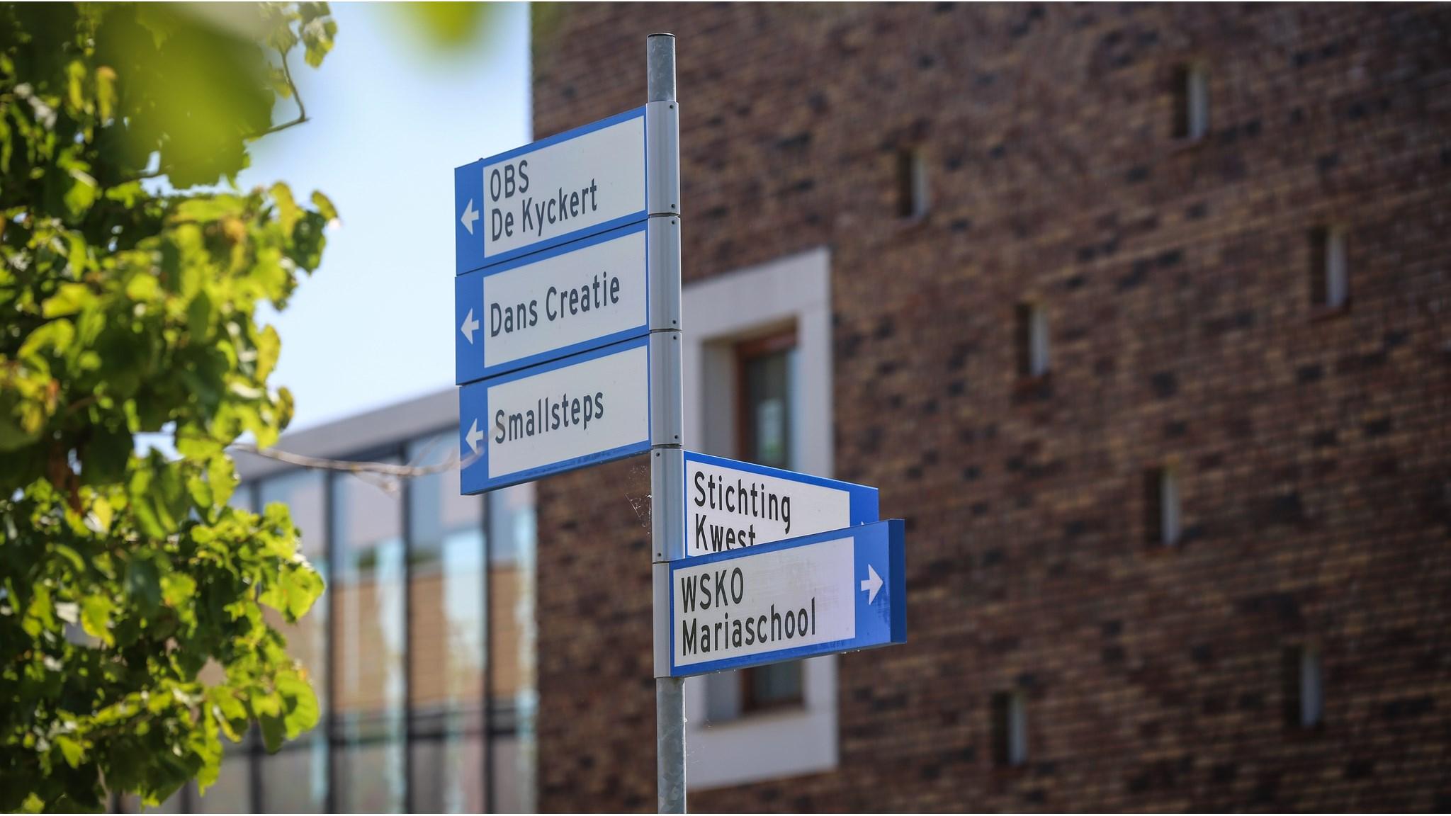 Wegwijzer met de naam 'WSKO Mariaschool' in Wateringen. Wegwijzer met de naam 'WSKO Mariaschool' in Wateringen.