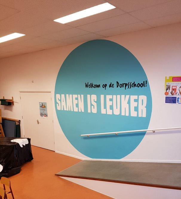 Welkom op de Dorpsschool in Halle met de tekst 'Samen is leuker' op de muur. Welkom op de Dorpsschool in Halle met de tekst 'Samen is leuker' op de muur.