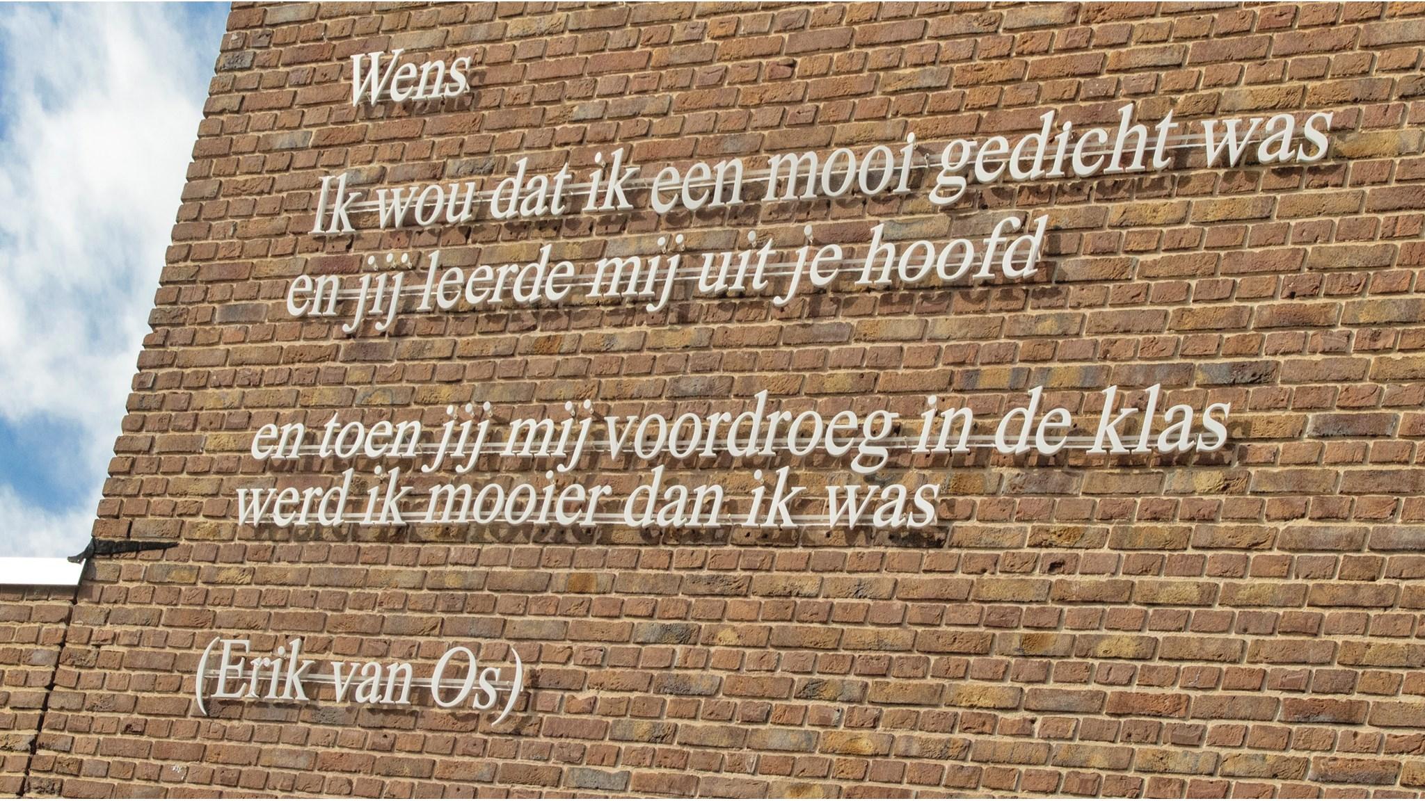 Wens op de muur van KOC De Brakken in Rijen met een poëtische tekst van Erik van Os. Wens op de muur van KOC De Brakken in Rijen met een poëtische tekst van Erik van Os.