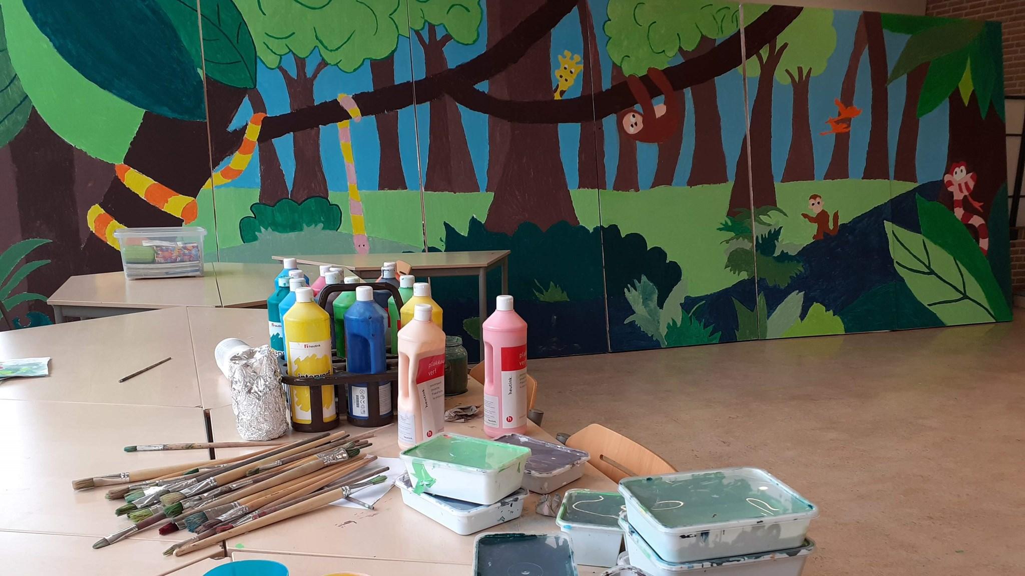 Werkomgeving met schildermaterialen en een kleurrijke muurafbeelding in Christelijke basisschool de Bron in Enschede. Werkomgeving met schildermaterialen en een kleurrijke muurafbeelding in Christelijke basisschool de Bron in Enschede.