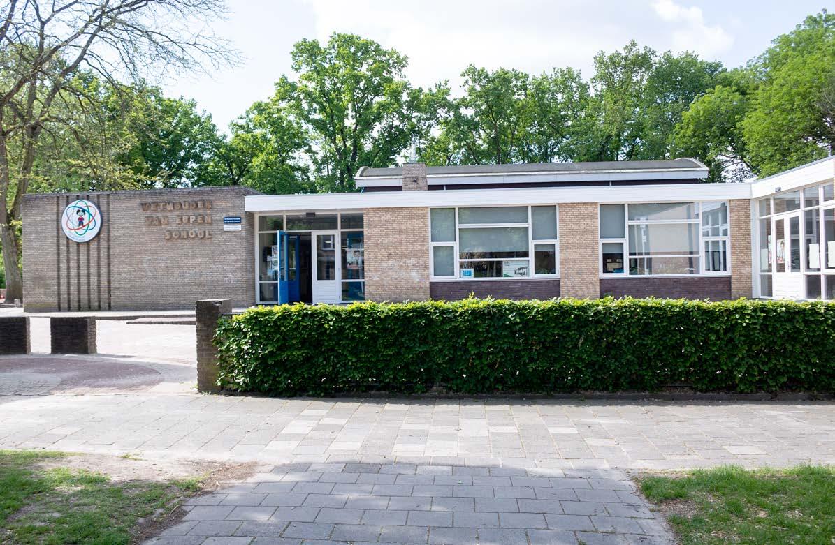 Wethouder Van Eupen school in Eindhoven, met een zicht op het schoolplein en de entree. Wethouder Van Eupen school in Eindhoven, met een zicht op het schoolplein en de entree.
