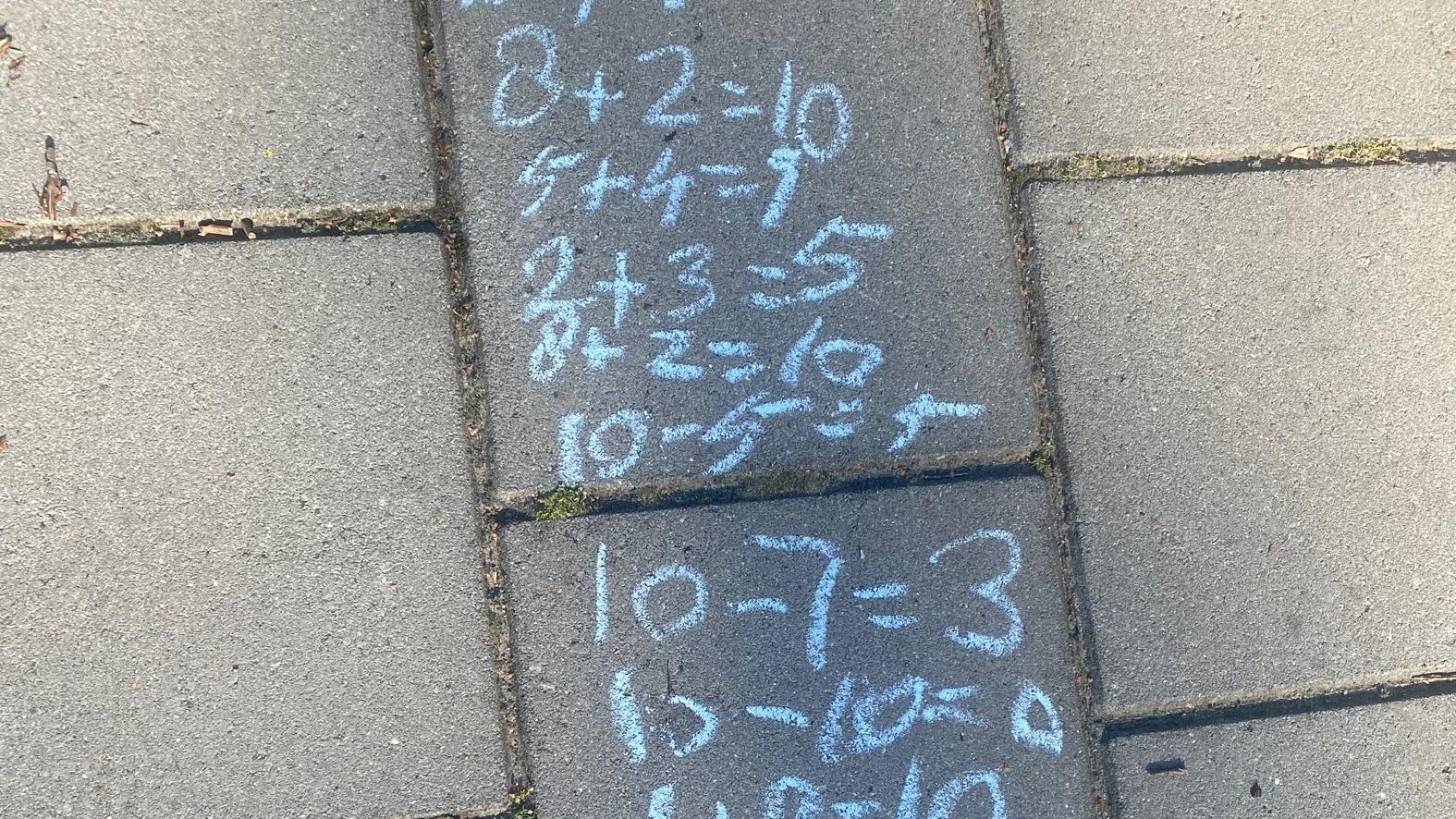 Wiskundige sommen geschreven met krijt op het schoolplein van Openbare Basisschool de Ommewending in Veendam. Wiskundige sommen geschreven met krijt op het schoolplein van Openbare Basisschool de Ommewending in Veendam.