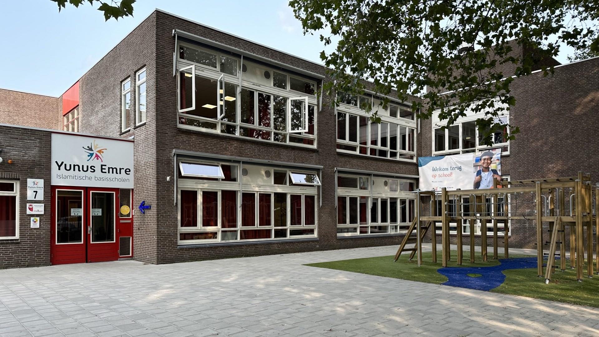 Yunus Emre in Den Haag, een islamitische basisschool met een speelplaats. Yunus Emre in Den Haag, een islamitische basisschool met een speelplaats.