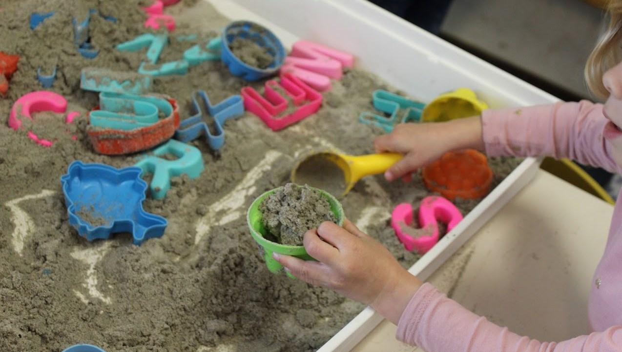 Zandspel met kleurrijke vormpjes in de zandbak van Basisschool 't Breerke in Maasbracht. Zandspel met kleurrijke vormpjes in de zandbak van Basisschool 't Breerke in Maasbracht.