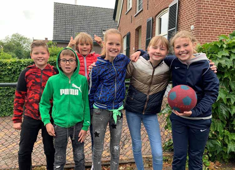 Zes blije kinderen op het schoolplein van OBS J.H. Isings in Empe met een bal. Zes blije kinderen op het schoolplein van OBS J.H. Isings in Empe met een bal.
