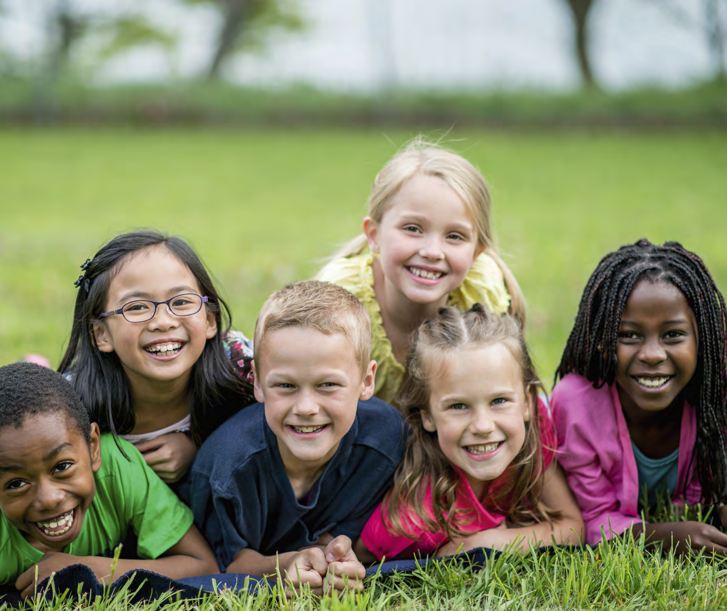 Zes blije kinderen spelen samen op het schoolplein van Basisschool Toermalijn in Wormerveer. Zes blije kinderen spelen samen op het schoolplein van Basisschool Toermalijn in Wormerveer.
