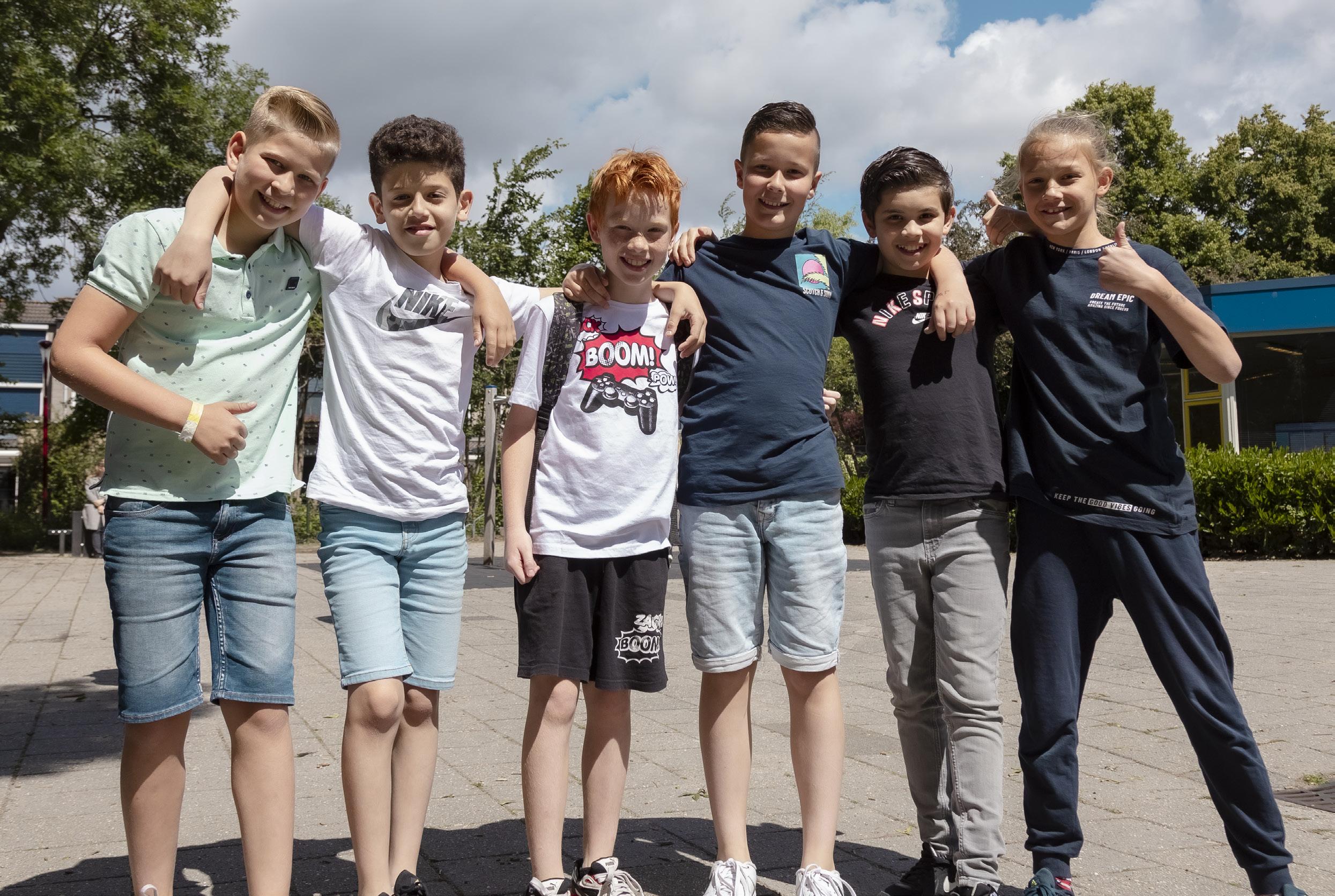 Zes leerlingen van de Beatrixschool, locatie Zuilenstein, poseren samen op het schoolplein in Nieuwegein. Zes leerlingen van de Beatrixschool, locatie Zuilenstein, poseren samen op het schoolplein in Nieuwegein.